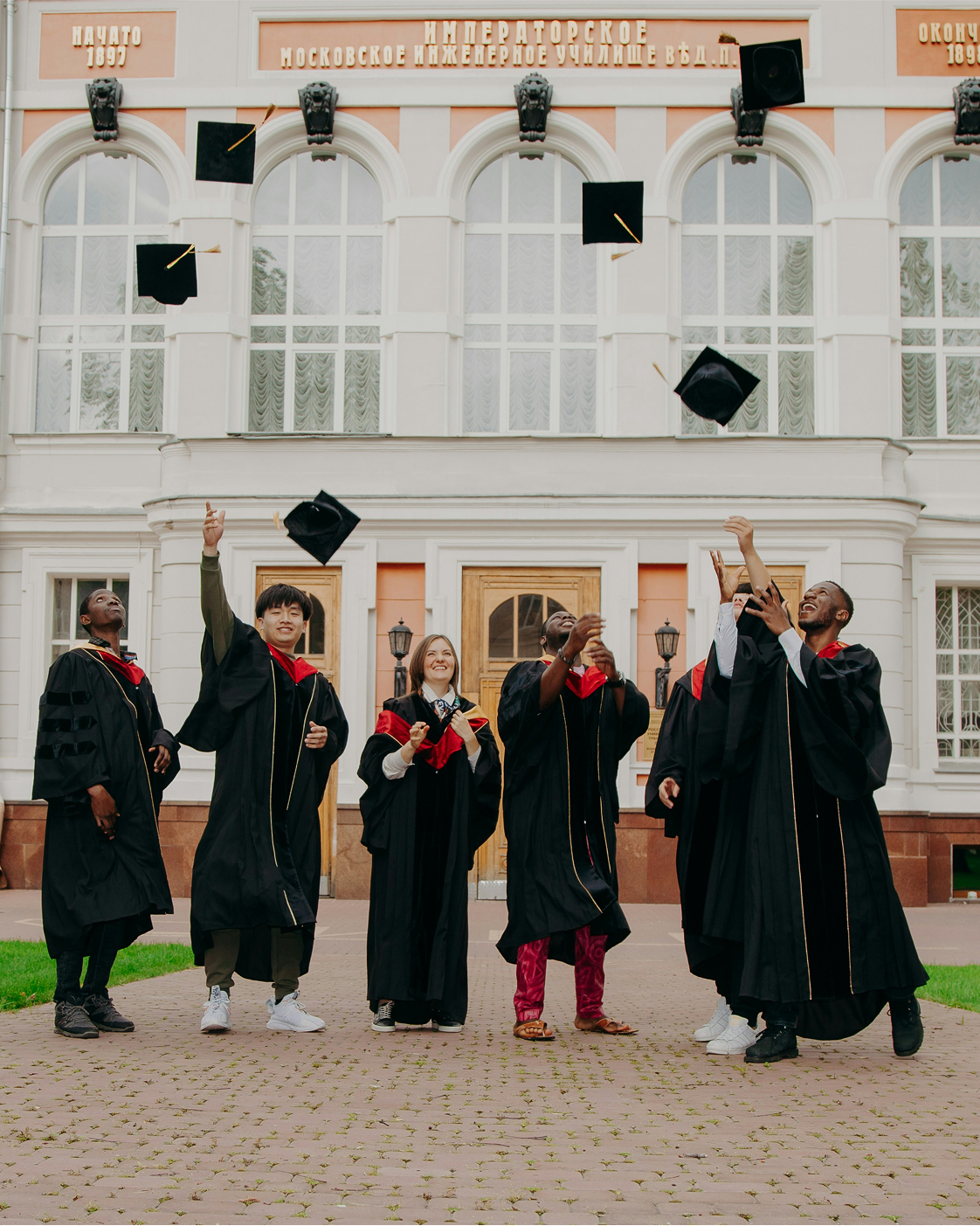 graduates throwing caps